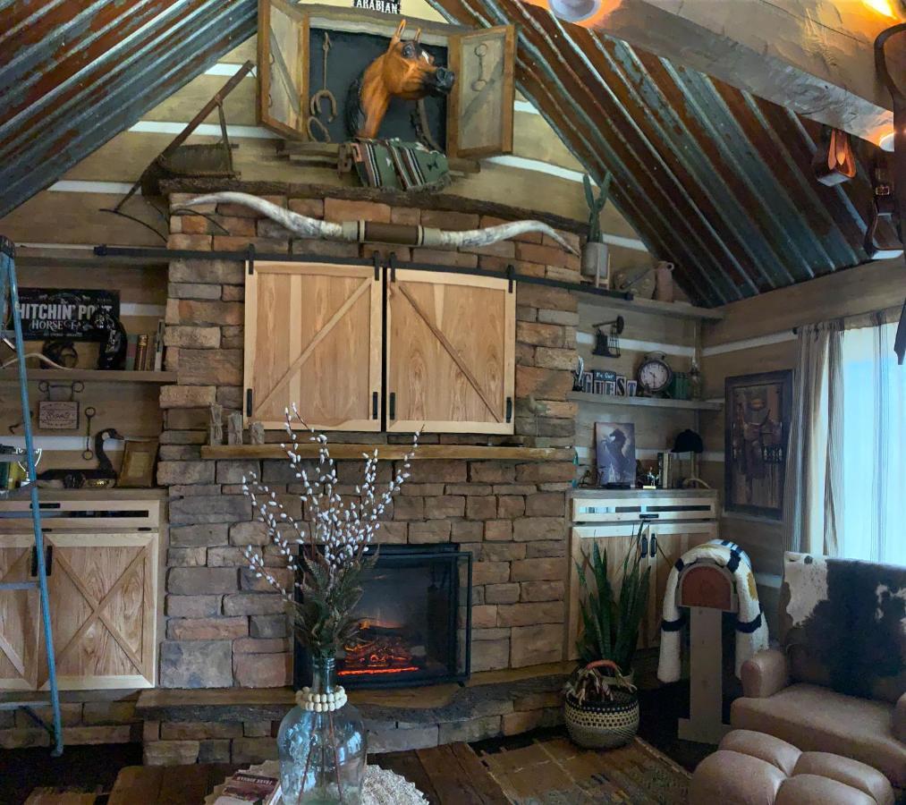 Fox Pass Cabins Bed & Breakfast Hot Springs Eksteriør bilde
