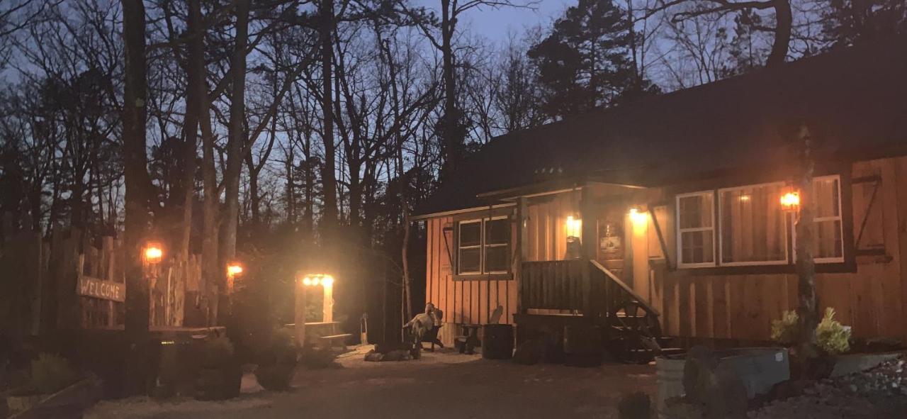 Fox Pass Cabins Bed & Breakfast Hot Springs Eksteriør bilde
